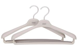 Joseph Joseph Sada dvou béžových plastových ramínek Orderly